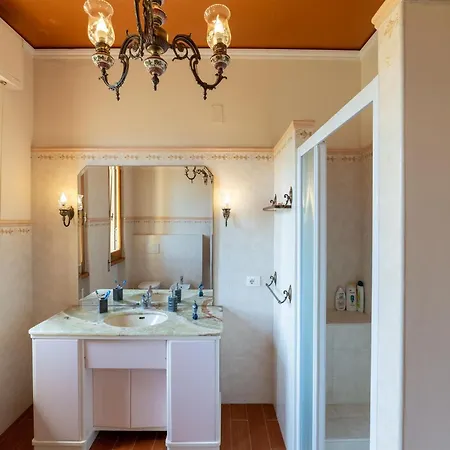 Spacious And Bright House With Private Pool Holiday home *